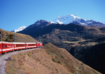 قطار در مسیر کوهستان